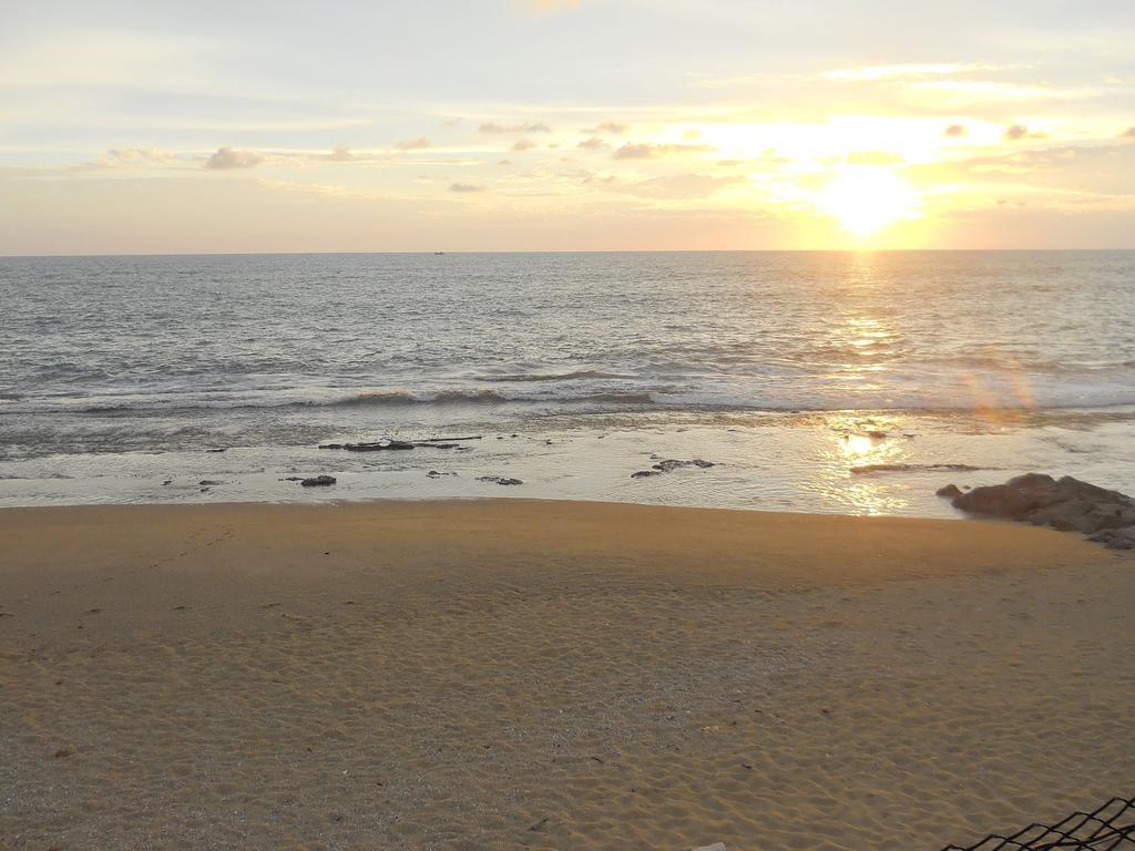 Beach House Negombo Kültér fotó