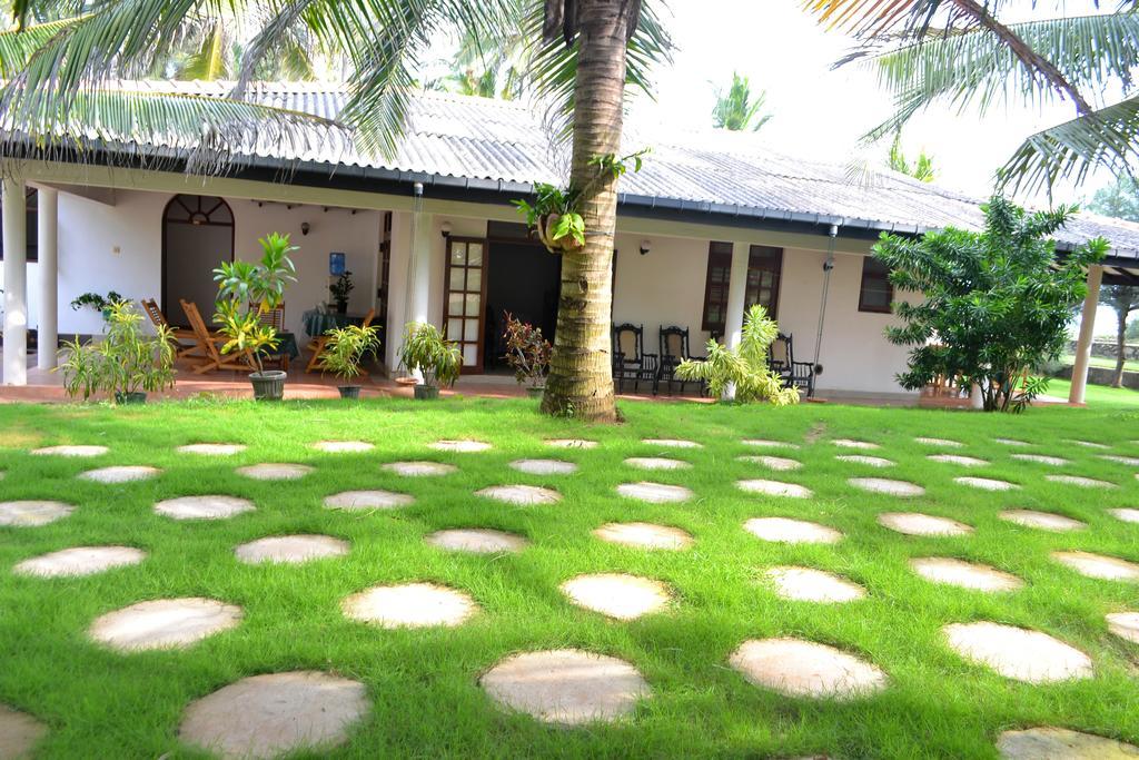 Beach House Negombo Kültér fotó